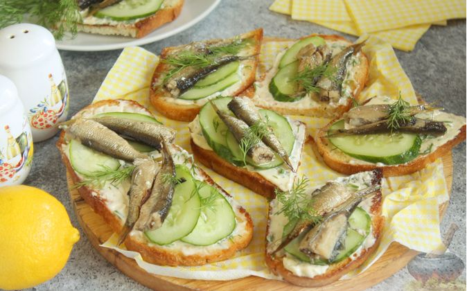 Бутерброди зі шпротами, огірком та часниково-майонезним соусом